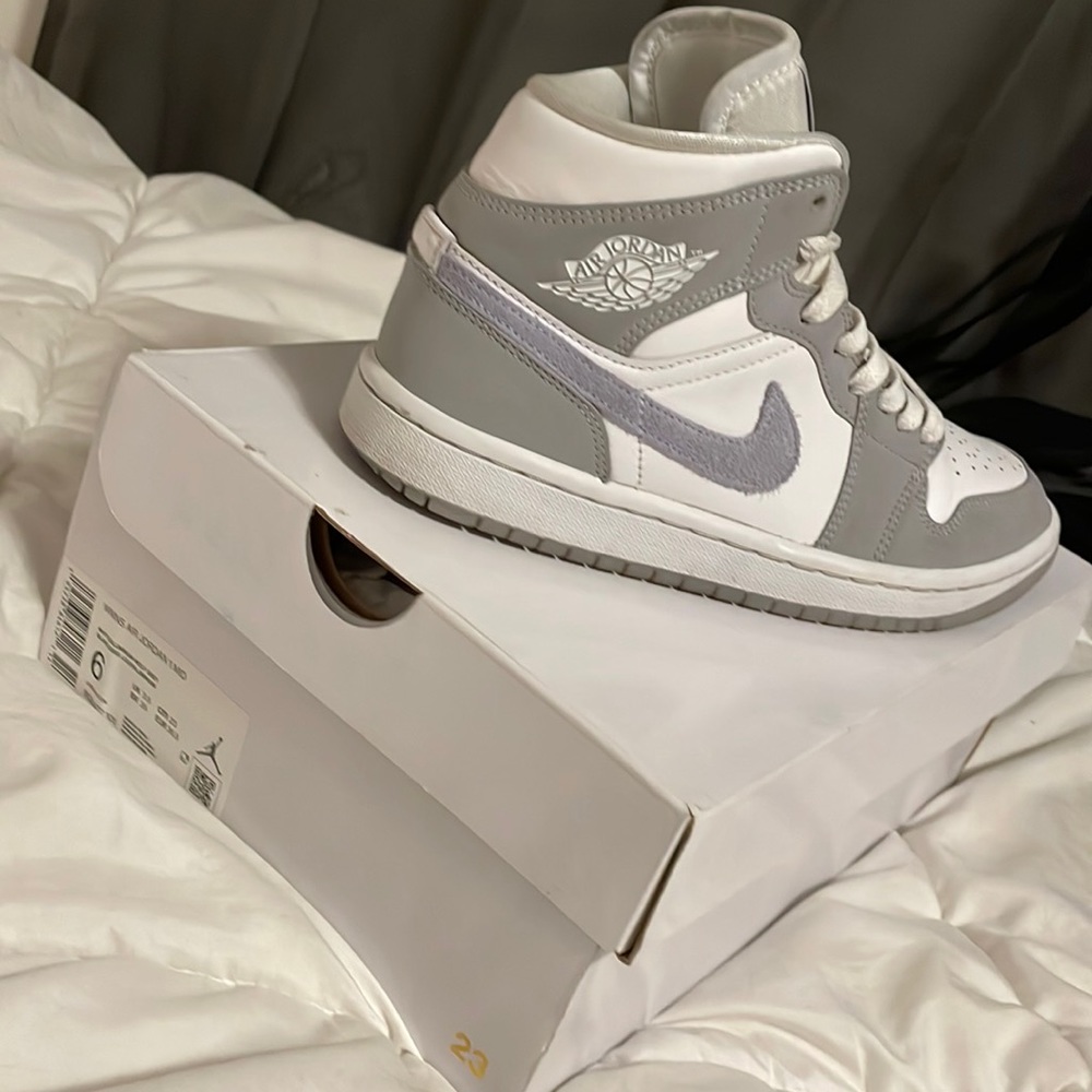 Women Air Jordan 1 Mid

White / Aluminum-Wolf Grey

Size 6 in Women